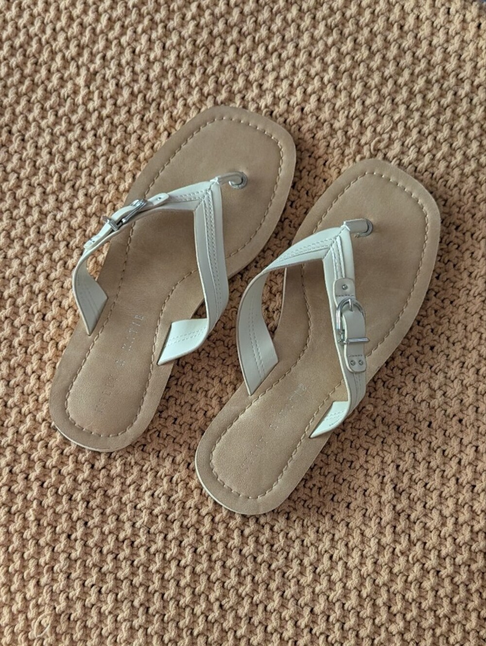 Kelly & Katie Off White Leather Flip Flops